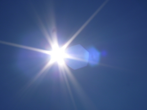 ギラギラ照りつける太陽。今日も暑くなりそうです。皆さんも、熱中症には充分気をつけましょうね･･･。